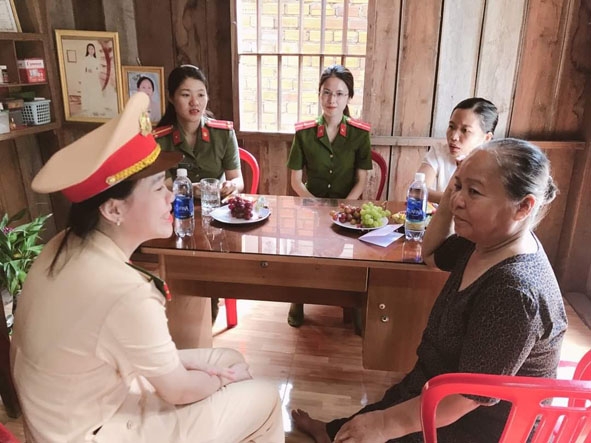 Hội Phụ nữ Công an huyện Ea Súp thăm, tặng quà thương binh có hoàn cảnh khó khăn trên địa bàn.