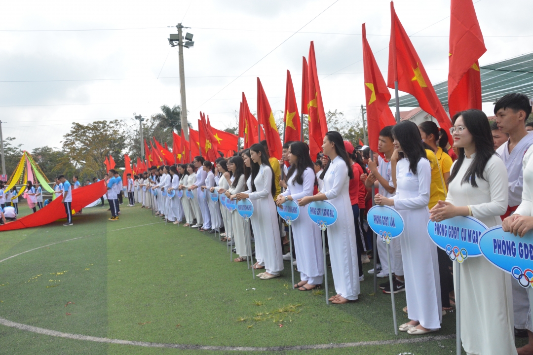 Các đoàn vận động viên về dự giải.
