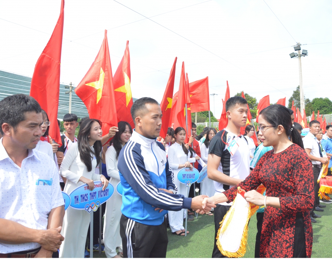 Ban tổ chức trao Cờ lưu niệm tặng các đoàn dự Hội khỏe.