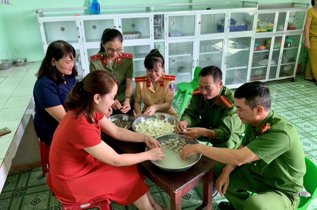 Các đơn vị tham gia sơ chế thức ăn