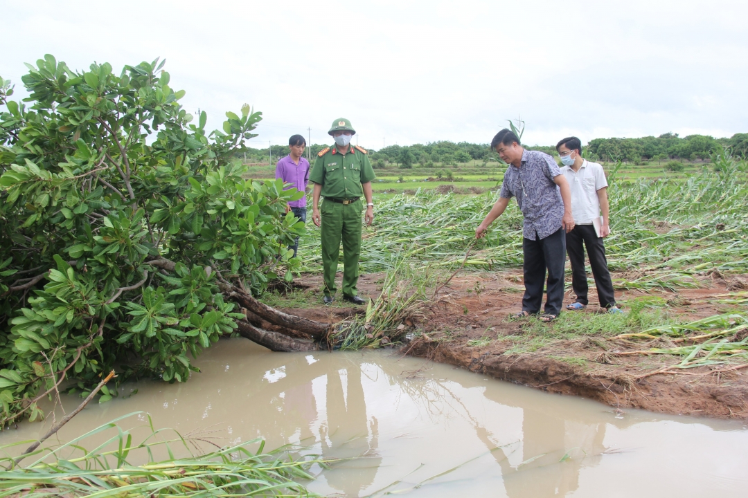 Lãnh đạo huyện Ea Súp kiểm tra tình hình thiệt hại do mưa lũ trên địa bàn xã Cư Kbang hồi tháng 8-2020