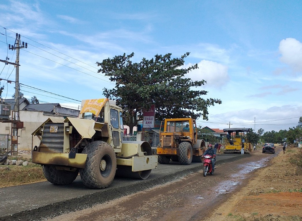 Các nhà thầu thi công trên tuyến Tỉnh lộ 12. (Ảnh chụp ngày 4-1-2020)