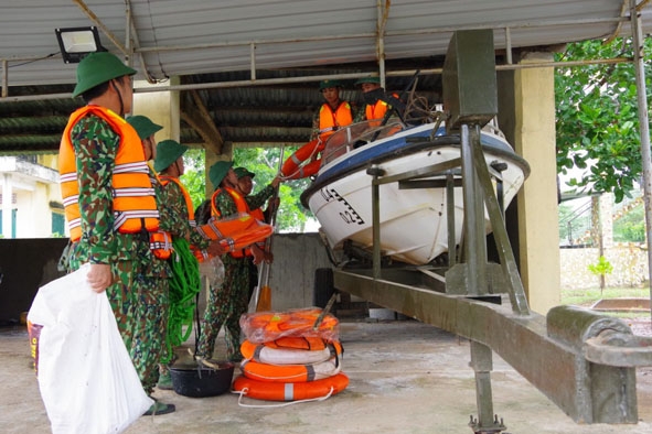 Đồn Biên phòng Ea H’leo chuẩn bị lực lượng và phương tiện ứng phó với bão số 9. 