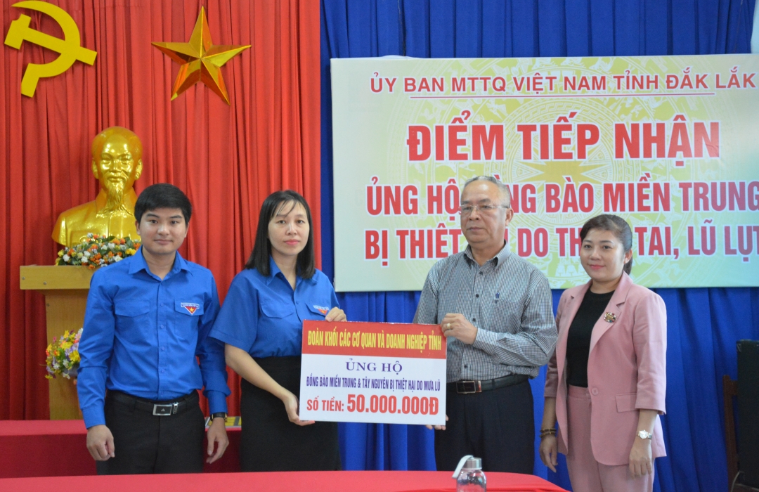 Đoàn khối các Cơ quan và Doanh nghiệp trao kinh phí ủng hộ.