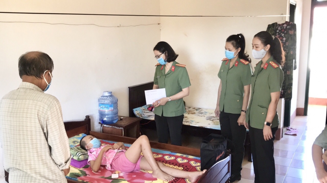 Thường trực Hội Phụ nữ Công an tỉnh thăm hỏi, trao quà cho em Đặng Thị Kim Tuyến ở Trung tâm cách ly tập trung  trong đợt dịch Covid -19 vừa qua. Ảnh: H.Ân