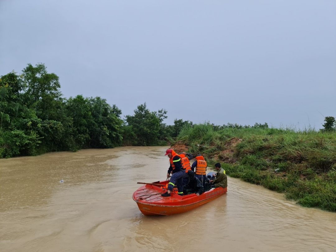 Công an huyện Ea Súp phối hợp với các lực lượng tìm kiếm thi thể nạn nhân bị lũ cuốn trôi trên địa bàn xã Ia Lốp. Ảnh: Trung Đức