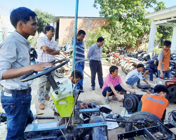 Một lớp học sửa chữa máy nông nghiệp do Trung tâm Giáo dục nghề nghiệp - Giáo dục thường xuyên  huyện Krông Bông tổ chức.  