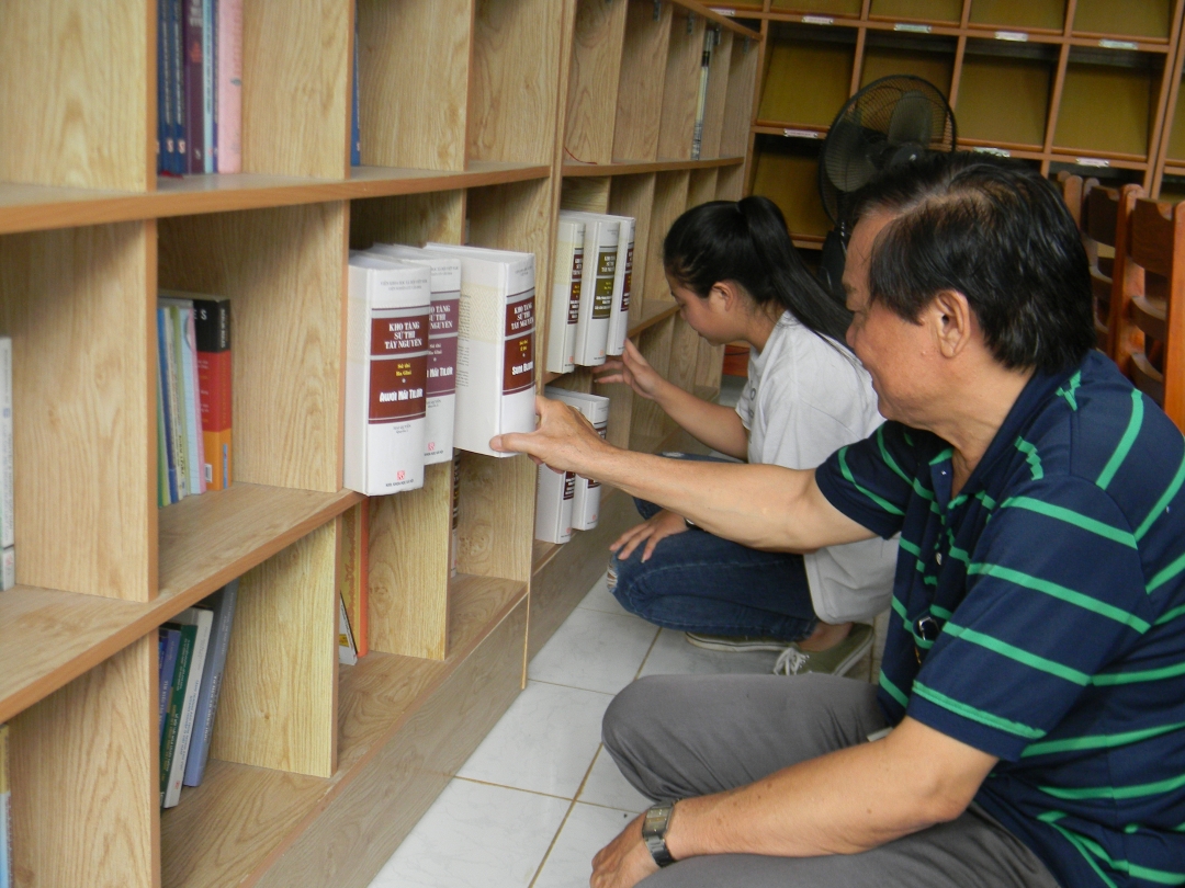 Nhiều bộ sử thi Tây Nguyên có trong Thư viện tỉnh, nhưng rất ít  bạn đọc quan tâm.    Ảnh: Đ.Đối