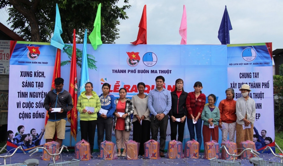 Anh Nguyễn Thanh Đông trao quà tặng người nghèo. Ảnh: T.Dung