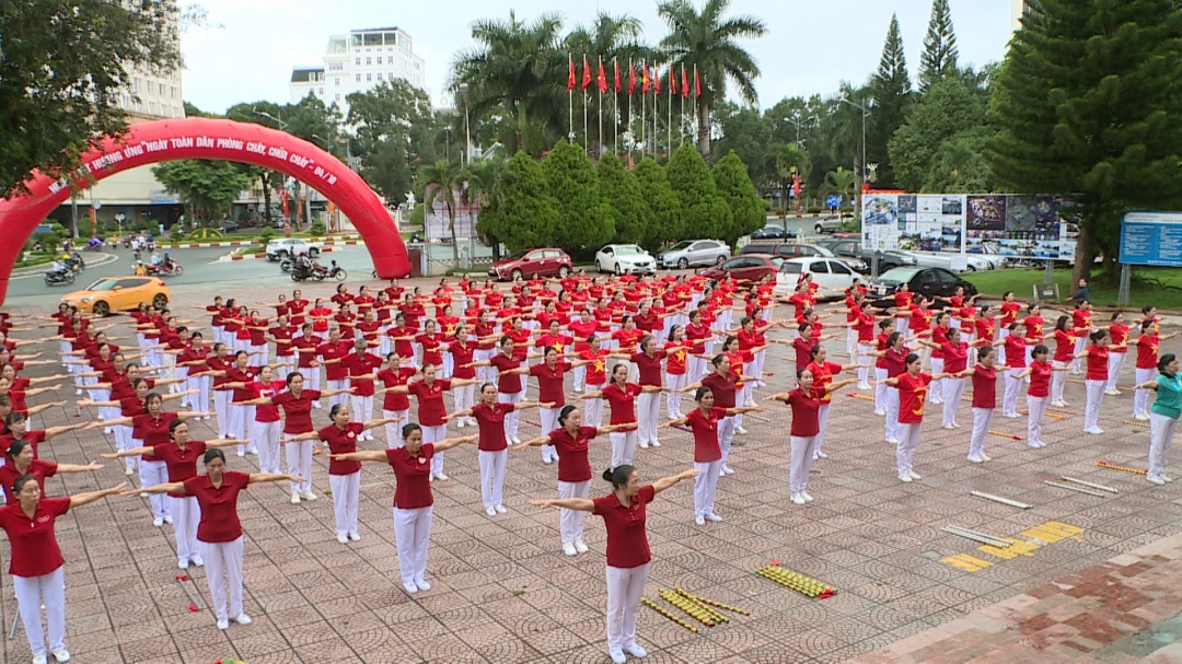 Người cao tuổi đồng diễn bài dưỡng sinh.   Ảnh: M.Sao