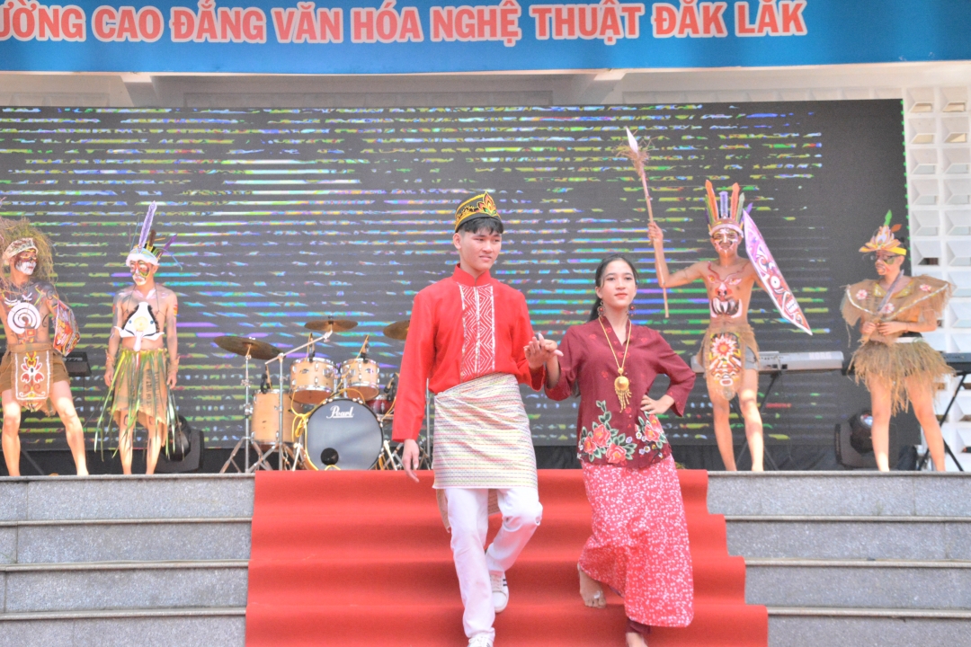 Phần thi trang phục truyền thống của Indoneia.