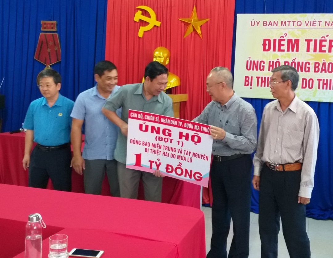 TP. Buôn Ma Thuột trao số tiền 1 tỷ đồng hỗ trợ.