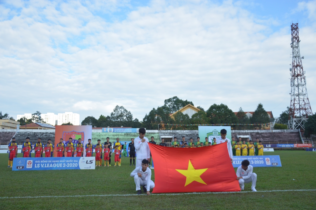 Hai đội Chào cờ trước trận đấu.