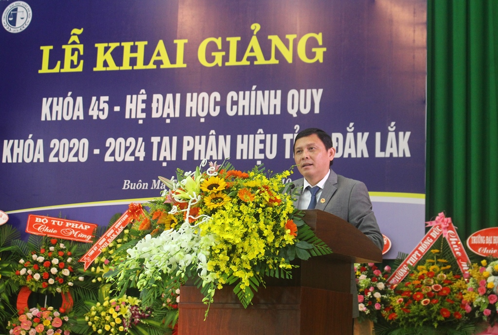 Phó Chủ tịch Thường trực UBND tỉnh Nguyễn Tuấn Hà phát biểu tại lễ khai giảng.