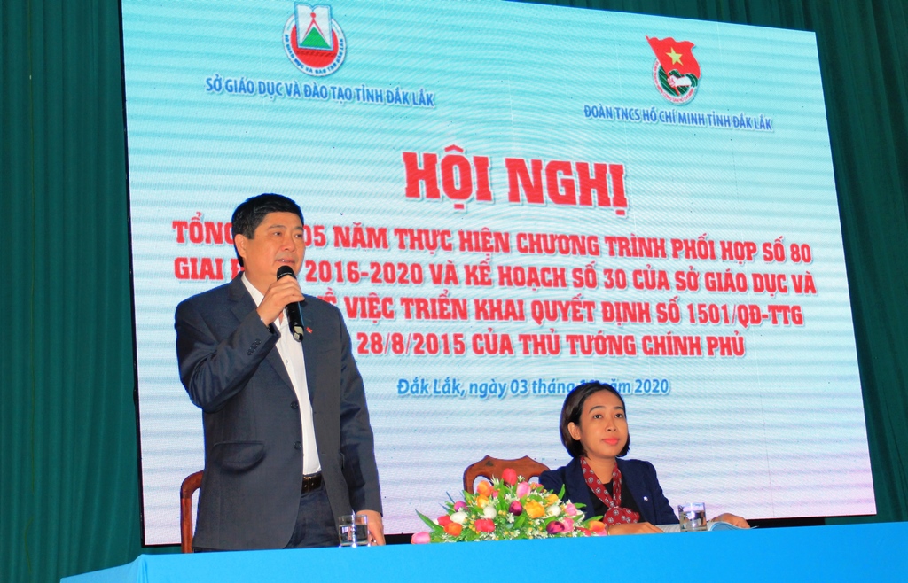 Giám đốc Sở GD-ĐT Phạm Đăng Khoa và Bí thư Tỉnh Đoàn HGiang Niê đồng chủ trì Hội nghị.