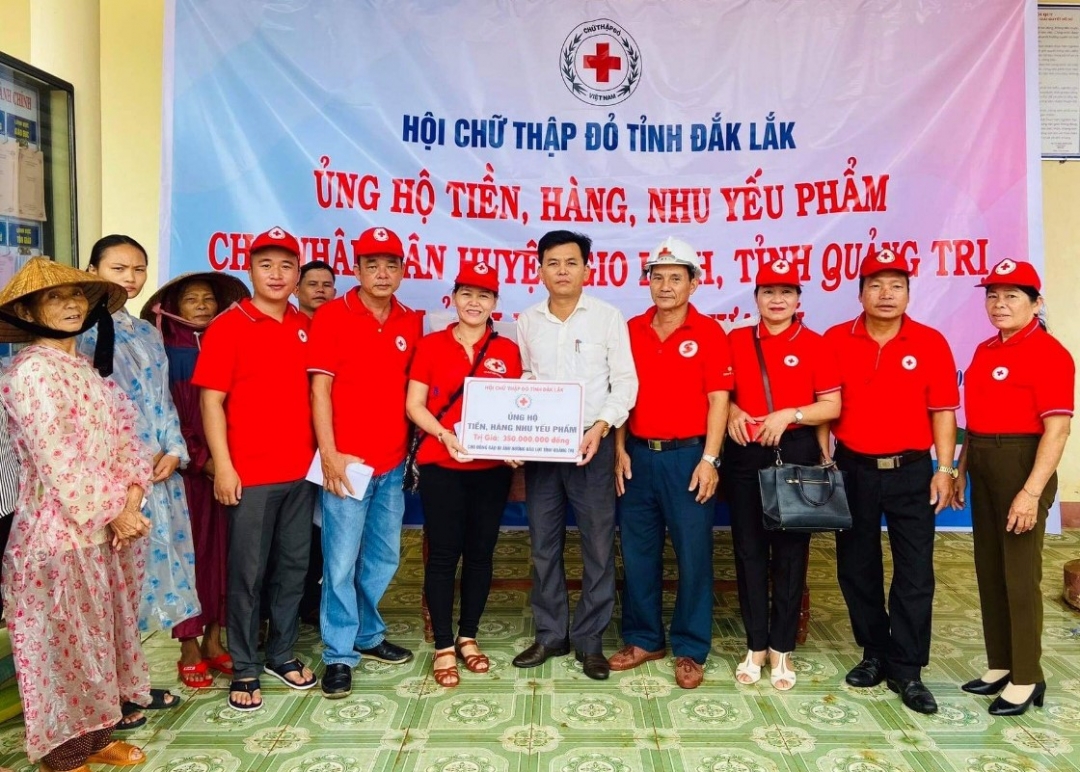 Chủ tịch UBND xã Trung Sơn, huyện Gio Linh, tỉnh Quảng Trị nhận bảng tượng trưng giá trị tiền, hàng do Hội Chữ thập đỏ tỉnh cứu trợ người dân trên địa bàn.