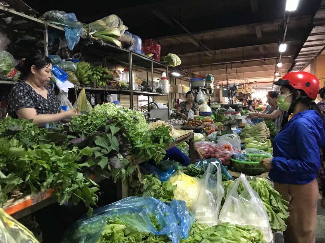 Người tiêu dùng mua rau tại chợ Trung tâm Buôn Ma Thuột.    Ảnh: Đ. Lan