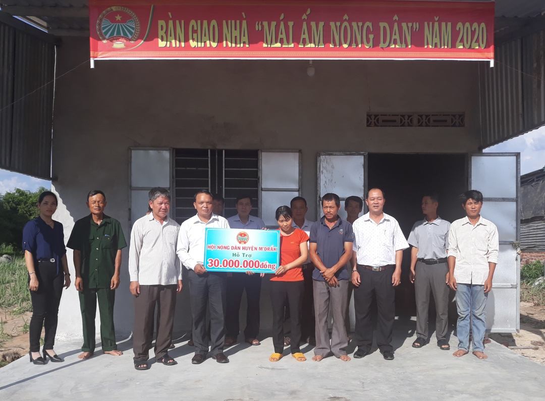 Hội Nông dân huyện M'Drắk bàn giao nhà Mái ấm nông dân tặng gia đình chị Vũ Thị Đào (ở thôn 4, xã Ea Pil). 