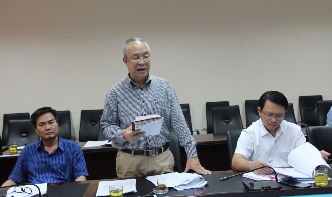 Phó Chủ tịch Thường trực Ủy ban MTTQ tỉnh Lê Xuân Sương đóng góp ý kiến tại hội nghị.