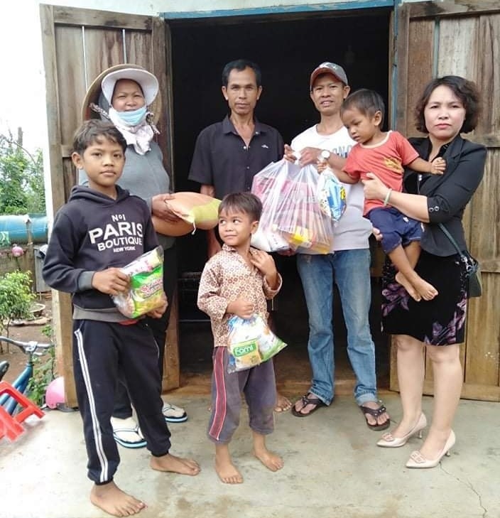 Hội LHPN phường Thống Nhất tặng quà cho hộ nghèo.    Ảnh: N.Trang