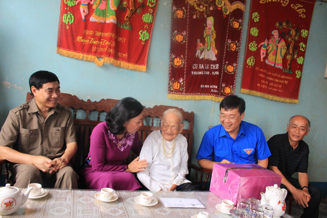 Ủy viên Bộ Chính trị, Trưởng Ban Dân vận Trung ương Trương Thị Mai cùng Đoàn công tác của Trung ương Đoàn làm việc tại Đắk Lắk, năm 2017 