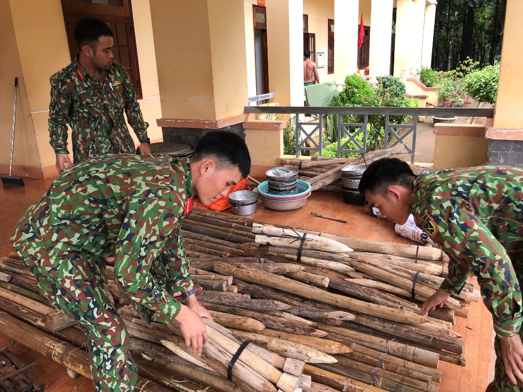 Tiểu đoàn 303 (Trung đoàn 584) chuẩn bị vật chất ứng phó với bão lụt