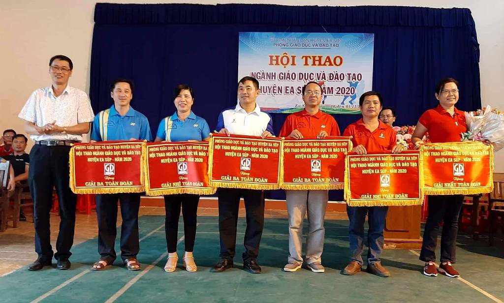 Đại diện Ban tổ chức trao giải toàn đoàn cho các đơn vị giành thành tích cao tại hội thao