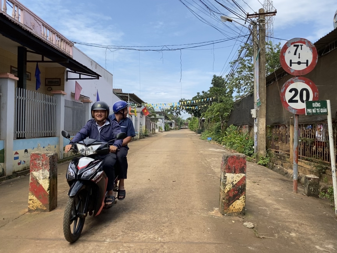 Trụ bê tông ngăn xe trọng tải lớn vào tuyến đường thôn 8, xã Ea Kpam nhưng rất bất cập đối với công tác  phòng cháy chữa cháy. Ảnh: T.Dũng