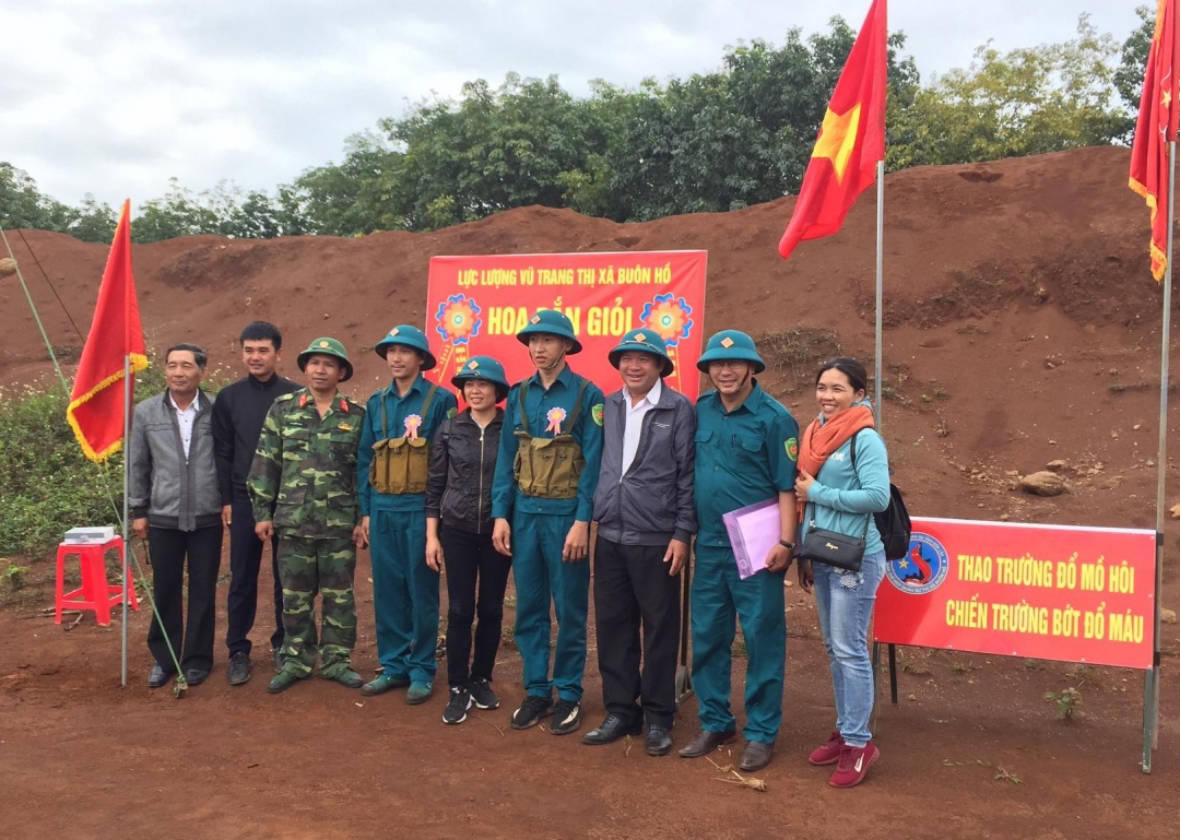 Lãnh đạo Ban Chỉ huy Quân sự thị xã Buôn Hồ và chính quyền các xã, phường tặng hoa bắn giỏi cho các chiến sĩ dân quân tư vệ. Ảnh: P.Diệm