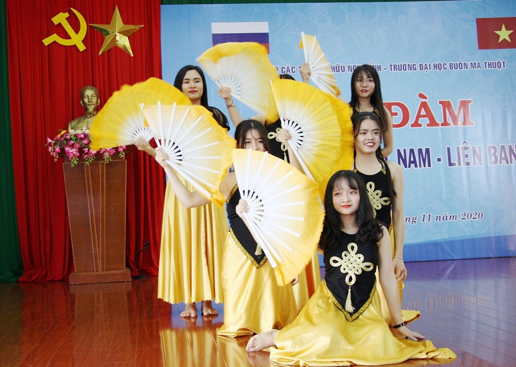 Xuyên suốt chương trình là các tiết mục văn nghệ