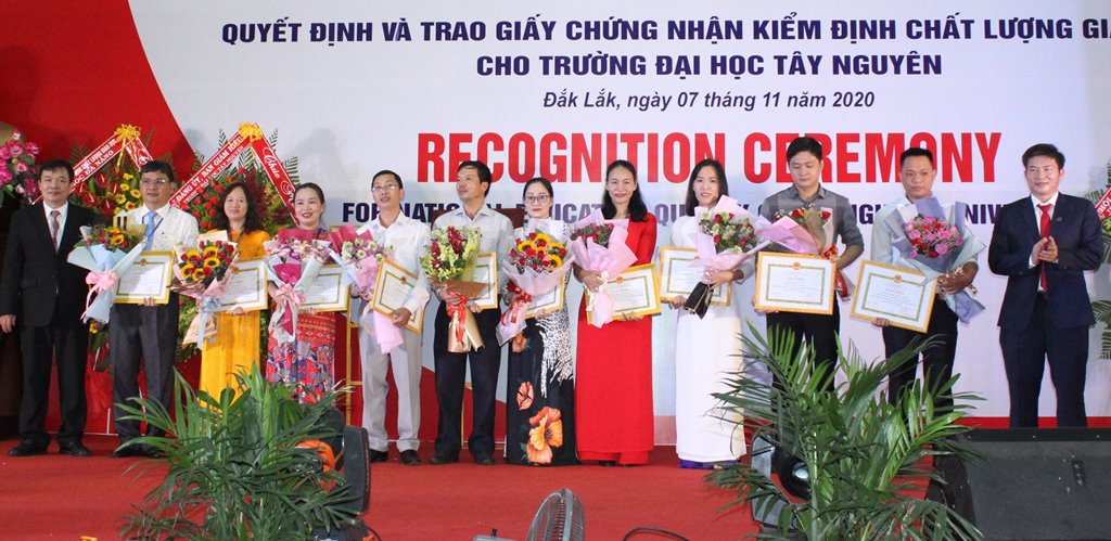 Lãnh đạo nhà trường trao Giấy khen của Trường Đại học Tây Nguyên tặng các cá nhân có thành tích xuất sắc trong công tác kiểm định chất lượng giáo dục.