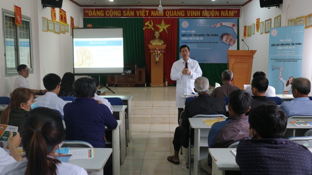 Bác sĩ Chuyên khoa II Hoàng Nguyên Duy, Giám đốc Trung tâm Da liễu trao đồi trực tiếp  với các bệnh nhân bị vảy nến