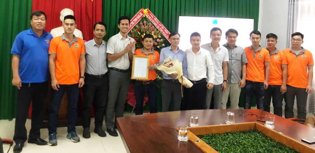 Đại diện Hội LHTN Việt Nam tỉnh trao Quyết định thành lập cho Ban Chủ nhiệm CLB