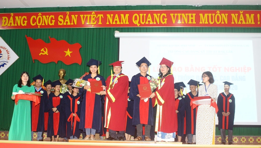 Lãnh đạo nhà trường trao Bằng tốt nghiệp cho tân kỹ sư chuyên ngành điện, điện tử hệ đại học.