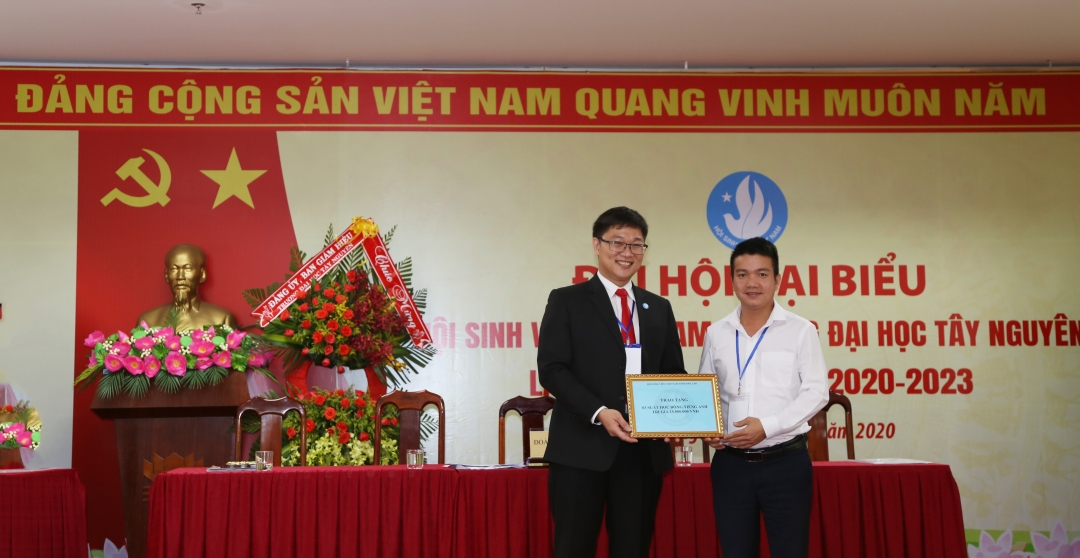 Đại diện Hội Sinh viên Việt Nam tỉnh trao học bổng cho Hội Sinh viên Việt Nam Trường Đại học Tây Nguyên để tặng các học sinh nghèo vượt khó.