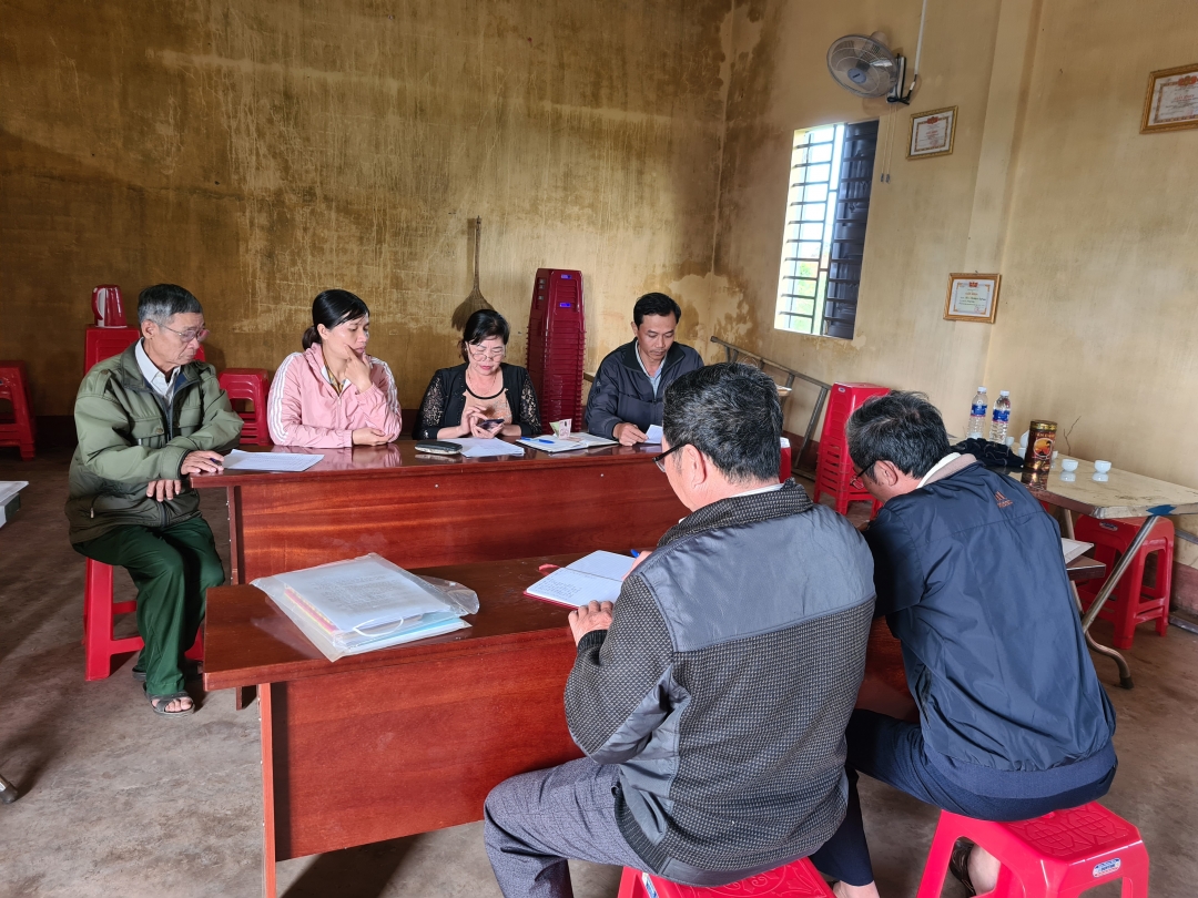 Một buổi sinh hoạt định kỳ của Chi bộ thôn 6. 