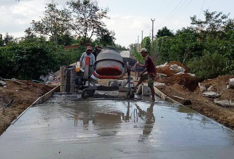 Người dân buôn Pa tham gia làm đường giao thông nông thôn.