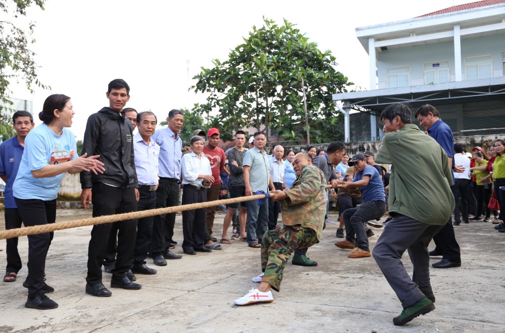 Người dân hào hứng tham gia thi các trò chơi dân gian.