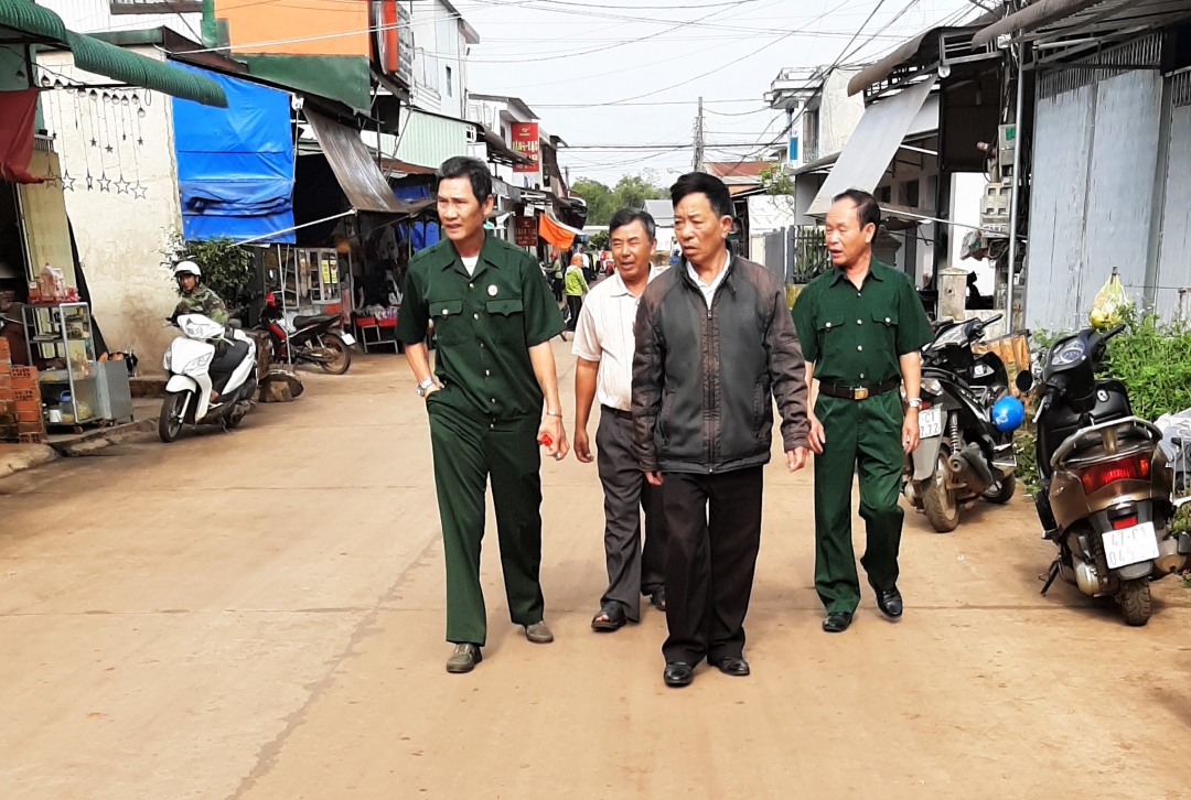 Chi hội CCB tổ dân phố 2, phường Bình Tân khảo sát tình hình an ninh trật tự trên địa bàn.