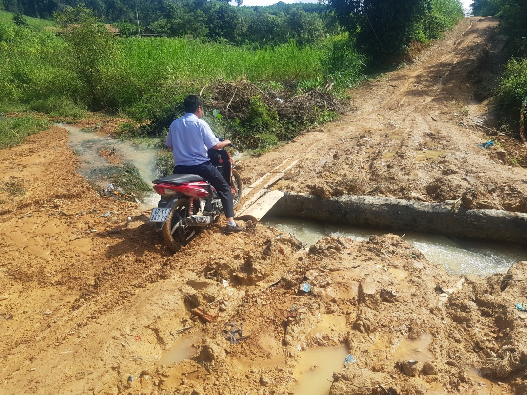 Điểm sạt lở  trên tuyến đường xã Cư Pui  đi Yang Hăn  (xã Cư Drăm,  huyện Krông Bông)  được khắc phục tạm để người dân đi lại.  Ảnh: M. Thuận