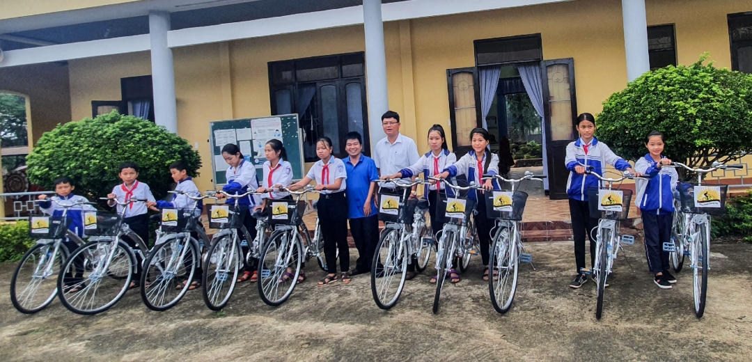 Trao 10 chiếc xe đạp cho học sinh tại Trường THCS Nguyễn Bỉnh Khiêm (huyện Ea Kar).