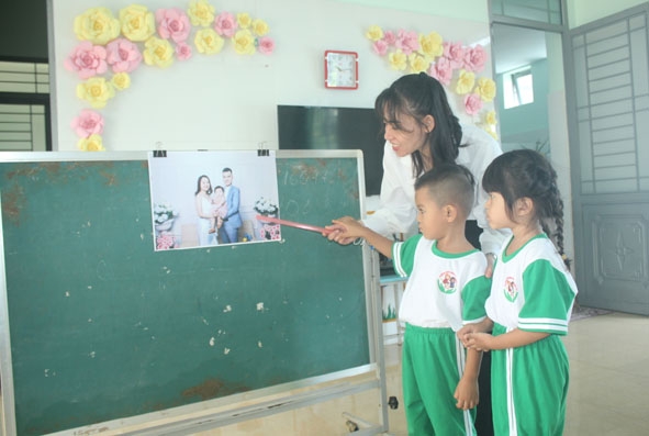 Giáo viên Trường Mầm non Hoa Thiên Lý sử dụng những đồ dùng dạy học trực quan, sinh động để dạy tiếng Việt cho trẻ người dân tộc thiểu số. 