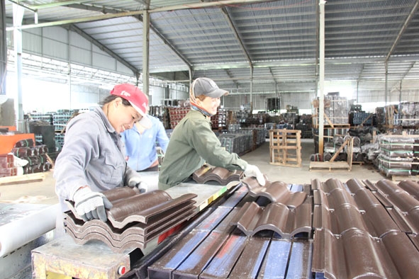 Cơ sở sản xuất ngói màu của Công ty TNHH Sản xuất và Thương mại Hoàng Thụ (huyện Ea Kar).