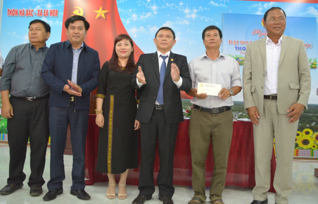 Lãnh đạo tỉnh, huyện Buôn Đôn tặng quà chúc mừng thôn.