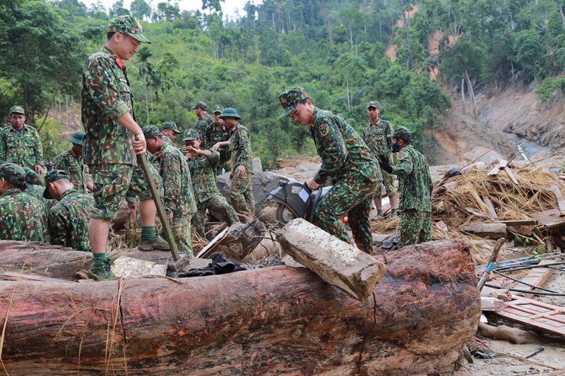 Binh nhất Y Ngon Mlô và các đồng đội khoan cắt bê tông, tìm các nạn nhân mất tích tại hiện trường  vụ sạt lở đất.  Ảnh: V. Hùng