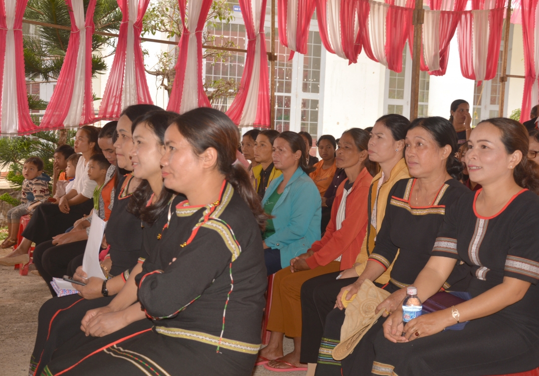 Đồng bào  buôn Triă (xã Ea Tul, huyện Cư M’gar)  trong Ngày hội Đại đoàn kết toàn dân tộc.   Ảnh: Đăng Triều