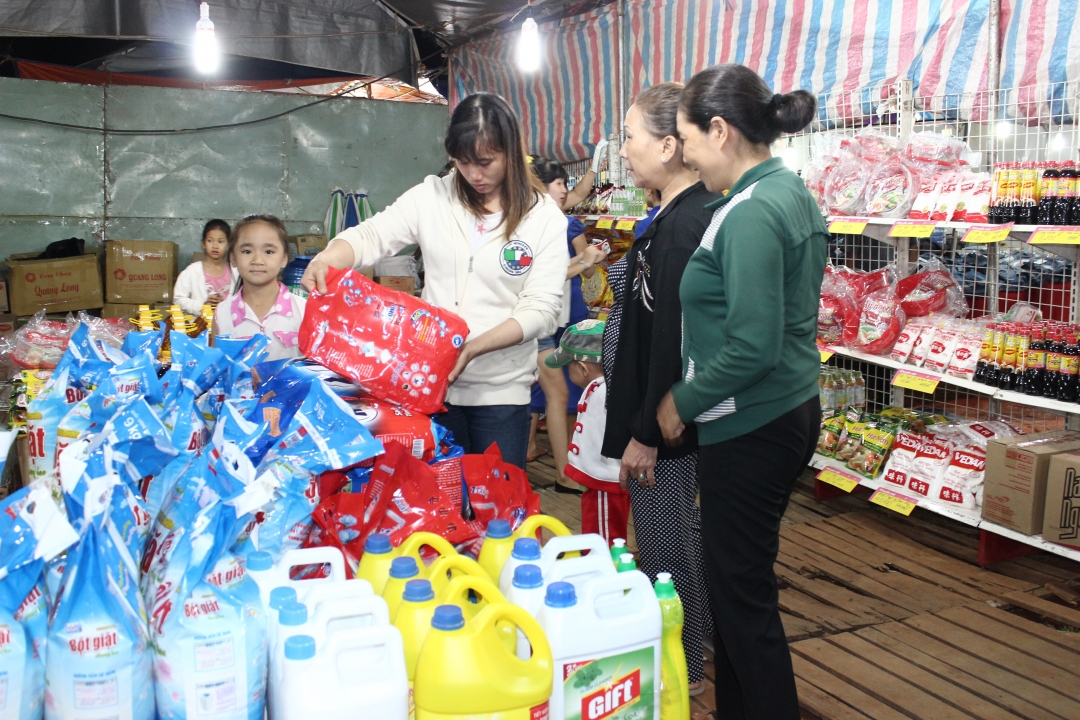 Người dân chọn mua hàng hóa tại phiên chợ hàng Việt về miền núi tại huyện Ea Súp năm 2016.