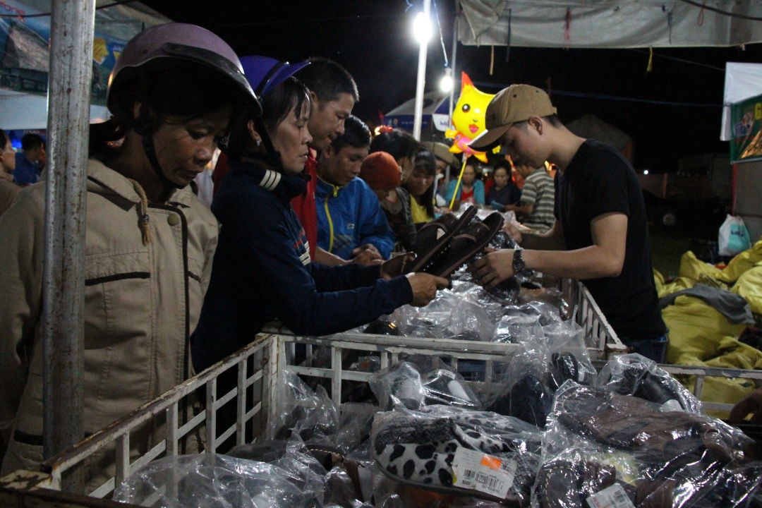 Người dân tham quan, tìm hiểu hàng hóa tại phiên chợ hàng Việt về miền núi tại huyện Ea Súp năm 2016.