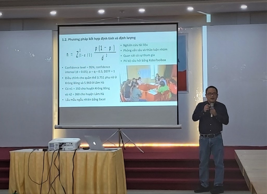 Bác sĩ Trần Triêu Ngõa Huyến, Giám đốc Trung tâm Nghiên cứu và Hỗ trợ sức khỏe cộng đồng báo cáo kết quả 