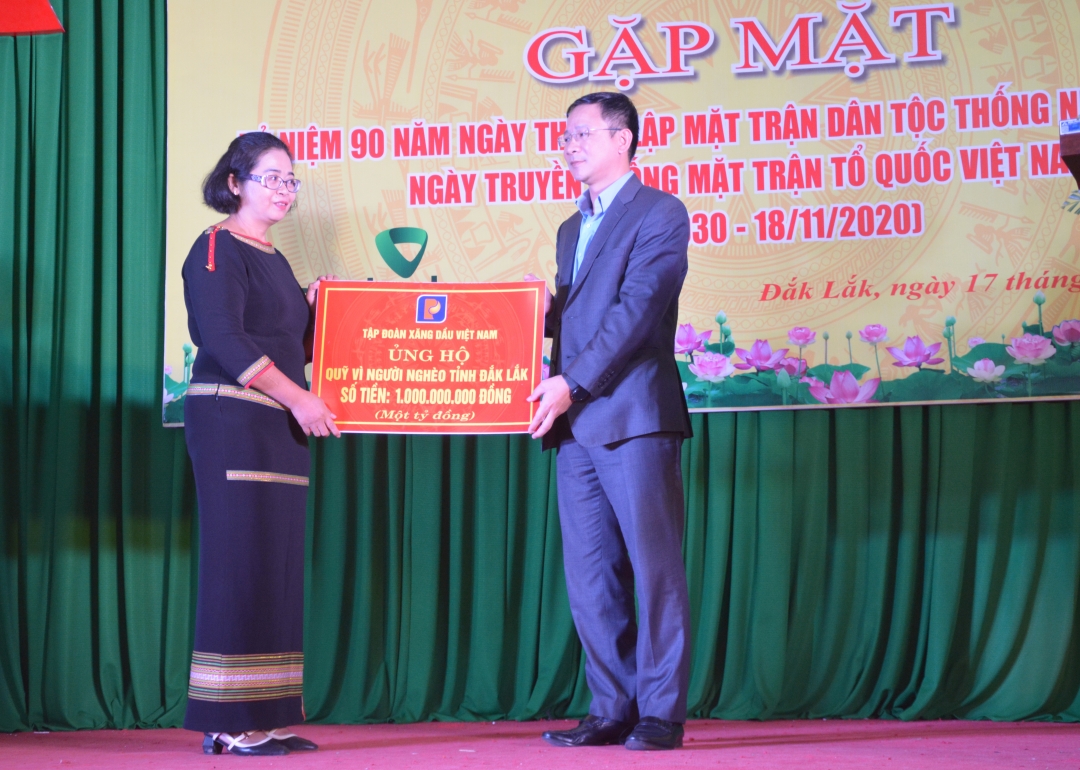 Ông Đặng Trần Hiến, Phó Bí thư Thường trực Tập đoàn xăng dầu Việt Nam trao số tiền ủng hộ Quỹ vì người nghèo tỉnh Đắk Lắ k.